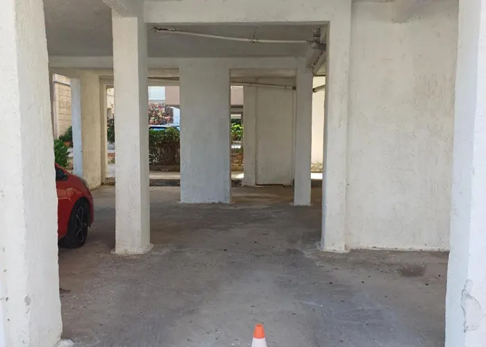Elena's Place, Free Parking!!! *