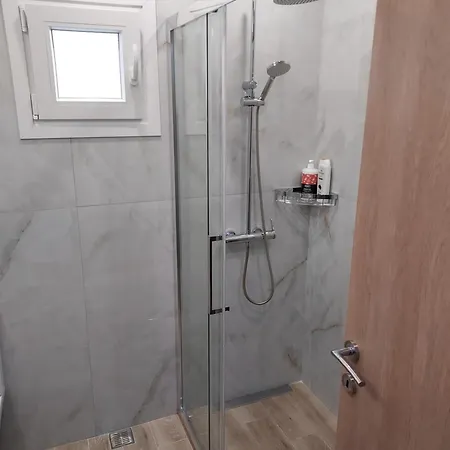 Elena's Place, Free Parking!!! Peraía